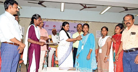புதுக்கோட்டை மன்னர் அரசு கல்லூரியில் தமிழக அரசின் மனம் திட்ட விழிப்புணர்வு நிகழ்ச்சியை அண்மையில் தொடங்கி வைத்த ஆட்சியர் ஐ.எஸ்.மெர்சி ரம்யா. உடன் மாவட்ட மனநல மருத்துவர் ரெ.கார்த்திக் தெய்வநாயகம்.