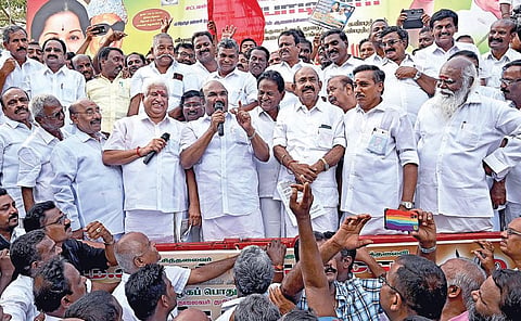 போக்குவரத்து ஊழியர்களின் ஊதிய உயர்வு ஒப்பந்த பேச்சுவார்த்தையை உடனடியாகத் தொடங்க வலியுறுத்தி அதிமுக சார்பில், பல்லவன் இல்லம் முன்பு நேற்று கண்டன ஆர்ப்பாட்டம் நடைபெற்றது. இதில் முன்னாள் அமைச்சர் டி.ஜெயக்குமார் மற்றும் அதிமுக தொழிற்சங்க நிர்வாகிகள் பங்கேற்றனர். | படம்: ம.பிரபு |