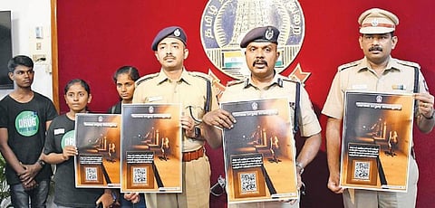 கோவையில் போதைப் பொருட்களுக்கு எதிரான டிஜிட்டல் கையெழுத்து இயக்கம் தொடக்க விழாவில் ‘க்யூ ஆர் கோடு’ அறிமுகப்படுத்திய மாநகர காவல் ஆணையர் வே.பாலகிருஷ்ணன், துணை ஆணையர் சந்தீஸ் உள்ளிட்டோர். படம்: ஜெ.மனோகரன்