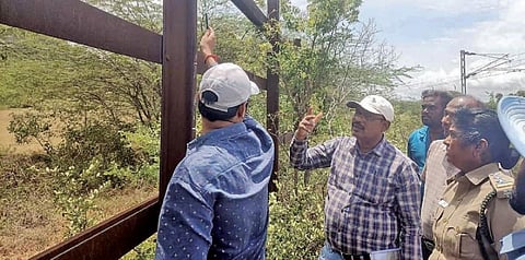 ரயில்வே அதிகாரிகளுடன் இணைந்து, ஏற்கெனவே அமைக்கப்பட்டிருந்த இரும்பு தடுப்புகளை ஆய்வு செய்த வனத்துறையினர்.