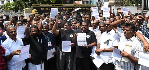 மின் கட்டணத்தை குறைக்க வலியுறுத்தி கோவை மாவட்ட ஆட்சியர் அலுவலகம் முன் நேற்று ஆர்ப்பாட்டத்தில் ஈடுபட்ட தமிழ்நாடு தொழில்துறை மின்நுகர்வோர் கூட்டமைப்பை சேர்ந்த தொழில்முனைவோர். படம்: ஜெ.மனோகரன்