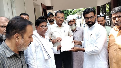 அயோத்யா மாவட்ட ஆட்சியரிடம் புகார் அளித்த மக்கள்