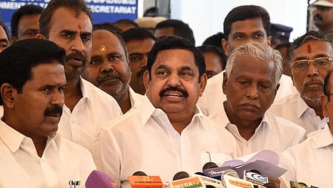 சட்டப்பேரவை கூட்டம் முடிந்த பிறகு, செய்தியாளர்களிடம் பேசிய எதிர்க்கட்சித் தலைவர் பழனிசாமி. உடன் அதிமுக எம்எல்ஏக்கள்.