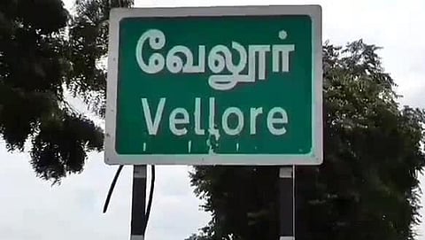 வேலூரில் நிலுவை சம்பளத்துக்காக காத்திருக்கும் பம்ப் ஆபரேட்டர்கள்