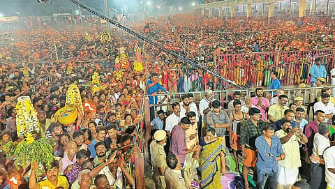 மேல்மலையனூர் அங்களாம்மன் கோயிலில் மாசி பெருவிழாவில் திரண்டிருந்த பக்தர்கள் பெருங்கூட்த்தின் ஒரு பகுதி இது.