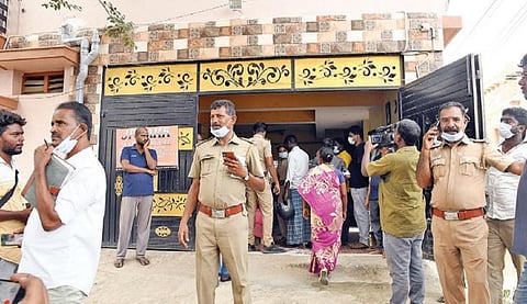 ஆண், பெண் தற்கொலை செய்த விடுதியில் விசாரணை நடத்திய போலீஸார். படம்: எஸ்.கிருஷ்ணமூர்த்தி