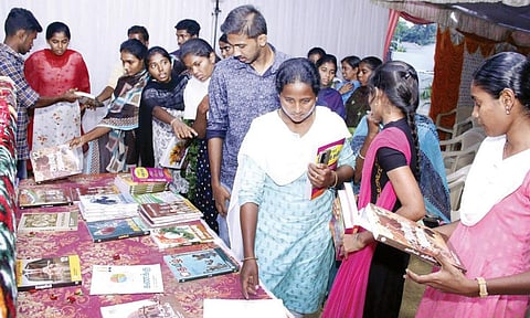பயிற்சி வகுப்பில் பங்கேற்க வந்த மாணவர்கள், போட்டித்தேர்வுகளுக்கான நூல்களை தேர்வு செய்து எடுத்துச் செல்கின்றனர்.