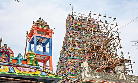 சேலம் கோட்டை மாரியம்மன் கோயில் கும்பாபிஷேகத்தையொட்டி ராஜகோபுரத்தில் சாரங்கள் அமைக்கும் பணி நடந்து வருகிறது. படங்கள்: எஸ்.குரு பிரசாத்
