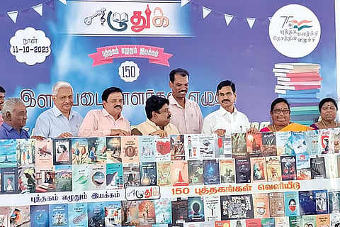 "எழுதுக" அமைப்பின் சார்பில் சென்னை மணப்பாக்கத்தில் நேற்று நடைபெற்ற விழாவில் இளம் படைப்பாளிகளின் 150 புத்தகங்களை தமிழக அரசு முன்னாள் தலைமை செயலர் வெ.இறையன்பு வெளியிட்டார். படம்: டி.செல்வகுமார்