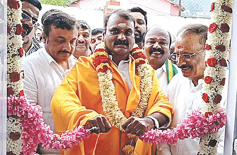 உதகையில் தனது முகாம் அலுவலகத்தை நேற்று திறந்துவைத்த மத்திய இணைஅமைச்சர் எல்.முருகன்.