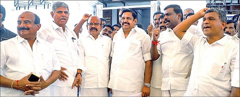 எதிர்க்கட்சித் துணை தலைவர் இருக்கை விவகாரத்தில் பேரவைத் தலைவரை முற்றுகையிட்டதையடுத்து அதிமுக எம்எல்ஏக்கள் வெளியேற்றப்பட்டனர். இதன் பின்னர், பேரவைக் கூட்ட அரங்கில் இருந்து வெளியே வந்த எதிர்க்கட்சி தலைவர் பழனிசாமி உள்ளிட்ட அதிமுக எம்எல்ஏக்கள்.படம்: எஸ்.சத்தியசீலன்