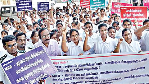 செவிலியர்களின் குரலுக்குச் செவிசாய்ப்போம்!