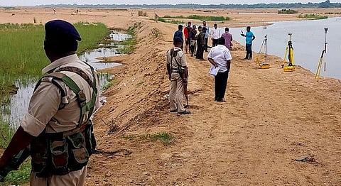 தஞ்சாவூர் மாவட்டம் திருச்சென்னம்பூண்டி கொள்ளிடம் ஆற்றிலுள்ள மணல் குவாரியில் ஆய்வு செய்யும் அமலாக்கத்துறையினர்