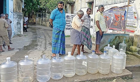 விழுப்புரம் கிழக்கு பாண்டி சாலையில் குடிநீருக்காக வரிசையில் வைக்கப்பட்டுள்ள பிளாஸ்டிக் கேன்கள்.