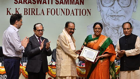 புதுடெல்லியில் நடைபெற்ற நிகழ்வில் முன்னாள் மத்திய அமைச்சர் வீரப்ப மொய்லி, எழுத்தாளர் சிவசங்கரிக்கு விருதை வழங்கினார்.