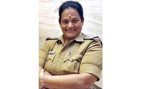 உமராபாத் பெண் காவல் ஆய்வாளர் யுவராணி.