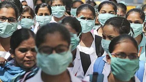2,250 பணியிட நியமனத்தில் கரோனா காலத்தில் பணியாற்றிய செவிலியருக்கு ஊக்க மதிப்பெண்: சுகாதாரத் துறை அதிகாரிகள் தகவல்
