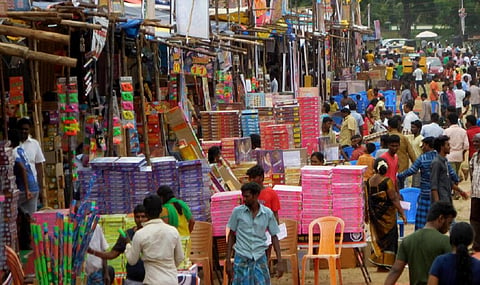 விதிமுறைகளை பின்பற்றாமல் ஓசூரில் குடியிருப்பு பகுதியில் பட்டாசுகள் பதுக்கல்