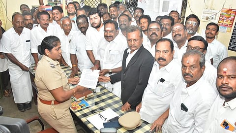 ”எனக்கு எதிராக அவதூறு பரப்பியோர் மீது நடவடிக்கை எடுங்கள்” - காவல் நிலையத்தில் செல்லூர் ராஜூ புகார்