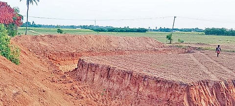 அழகுபெருமாள் குப்பம் ஊராட்சியில் காணாமல் போன குளம் மீட்கப்பட்டு தூர் வாரும் பணி நடைபெற்று வருகிறது.
