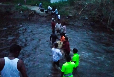 வத்திராயிருப்பு அருகே அத்தி கோயில் ஆற்றில் காட்டாற்று வெள்ளம்: 70க்கும் மேற்பட்டோர் பத்திரமாக மீட்பு