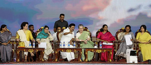 முன்னாள் முதல்வர் கருணாநிதியின் நூற்றாண்டையொட்டி திமுக தலைவர் மு.க.ஸ்டாலின் தலைமையில் சென்னை நந்தனத்தில் நேற்று நடைபெற்ற மகளிர் உரிமை மாநாட்டில் காங்கிரஸ் மூத்த தலைவர் சோனியா காந்தி சிறப்பு விருந்தினராக கலந்துகொண்டார். உடன், ஜனநாயக கட்சியின் ஜம்மு காஷ்மீர் தலைவர் மெஹபூபா முஃப்தி, காங்கிரஸ் பொதுச் செயலாளர் பிரியங்கா, தேசியவாத காங்கிரஸ் கட்சி செயல் தலைவர் சுப்ரியா சுலே, சமாஜ்வாதி கட்சியின் எம்.பி. டிம்பிள் யாதவ், கனிமொழி எம்.பி. உள்ளிட்டோர்.படம்:எஸ். சத்தியசீலன்