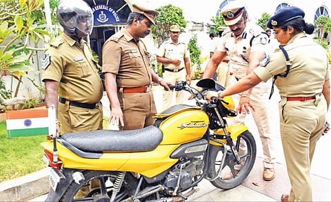 புதுச்சேரி கடற்கரை சாலையில் சுற்றுலா பயணிகளின் பாதுகாப்புக்காக சிறப்பு ரோந்துக்கு பயன்படுத்த இருக்கும் இருசக்கர வாகனத்தை பார்வையிடும் காவல்துறை துணைத் தலைவர் பிரிஜேந்திரகுமார். உடன் எஸ்பி சுவாதி சிங், பெரியகடை இன்ஸ்பெக்டர் நாகராஜ். படம்.எம்.சாம்ராஜ்