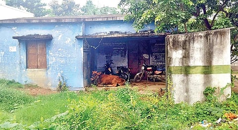மாதனூர் ஒன்றியம், சோமலாபுரம் ஊராட்சியில் சிதிலமடைந்த நியாய விலை கடையின் தற்போதைய தோற்றம்.