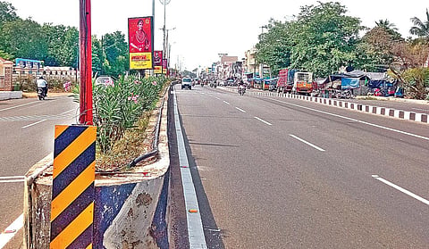 திருச்சி - புதுக்கோட்டை தேசிய நெடுஞ்சாலையில், கண்காணிப்பு கேமரா இல்லாமல் ஒயர் மட்டும் உள்ளது.
படங்கள்: ஜி.செல்லமுத்து