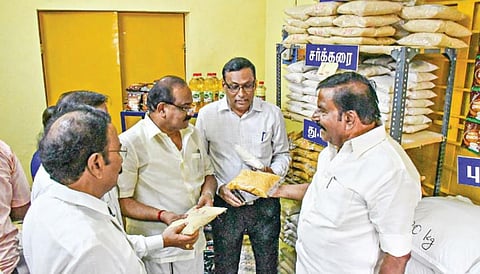சேலம் சீரங்காபாளையத்தில் அமைக்கப்பட்டுள்ள மாதிரி ரேஷன் கடையை அமைச்சர்கள் கே.என். நேரு, சக்கரபாணி ஆகியோர் திறந்து வைத்து பார்வையிட்டனர். படம்: எஸ். குரு பிரசாத்