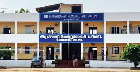 கோவளம் அரசு பள்ளி அருகே குப்பை கிடங்கு: துர்நாற்றத்தில் பள்ளி... கேள்விக்குறியாகும் கல்வி!