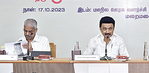 ‘கள ஆய்வில் முதலமைச்சர்’ திட்டத்தின் கீழ், செங்கல்பட்டு, காஞ்சிபுரம், திருவள்ளூர் ஆகிய மாவட்டங்களின் காவல்துறை உயர் அலுவலர்களுடன், சட்டம் - ஒழுங்கு தொடர்பான ஆய்வுக் கூட்டம் முதல்வர் மு.க.ஸ்டாலின் தலைமையில், செங்கல்பட்டு மாவட்டம் மறைமலைநகரில் நேற்று நடைபெற்றது.