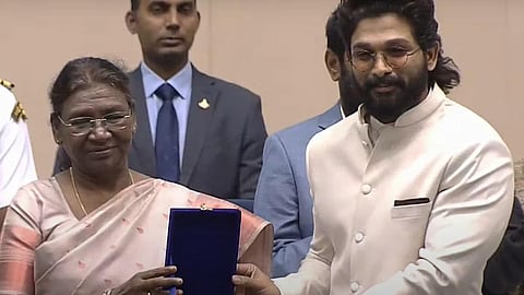 டெல்லியில் நேற்று நடைபெற்ற 69-வது தேசிய திரைப்பட விருதுகள் வழங்கும் விழாவில், சிறந்த நடிகருக்கான விருதை நடிகர் அல்லு அர்ஜுனுக்கு, குடியரசுத் தலைவர் திரவுபதி முர்மு வழங்கினார்.