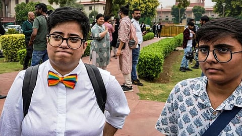 தன்பாலினத் திருமணத்துக்கு அங்கீகாரம் கோரிய வழக்கில் நேற்று உச்ச நீதிமன்றம் தீர்ப்பு வழங்கியது. வழக்கின் தீர்ப்புக்காக டெல்லி உச்ச நீதிமன்ற வளாகத்தில் நேற்று காத்திருந்த தன்பாலின ஈர்ப்பாளர் அமைப்பினர்.