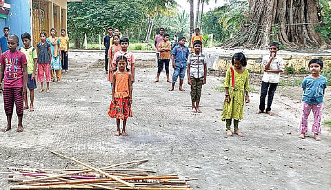 தற்காப்பு கலையை கற்று வரும் மாணவர்கள்.