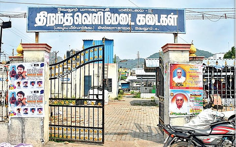 வேலூர் பழைய மீன் மார்க்கெட் வளாகத்தில் தரைக்கடைகளை ‘சும்மா’ கட்டி வெச்சிருக்காங்க! - ரூ.82.90 லட்சம் ‘அம்போ’