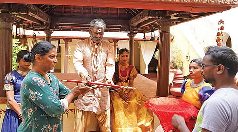 அரிகண்டி குறும்பட இயக்கத்தின்போது காட்சிகளை விளக்கும் திருநங்கை இயக்குநர் பிரியாபாபு.