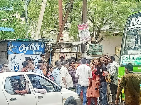 மதுரை நகைக் கடை முறைகேடு: எப்ஐஆர் நகல் தராததால் புகார்தாரர்கள் திடீர் சாலை மறியல்