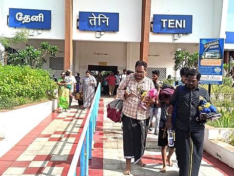 சபரிமலை செல்வதற்காக தேனி ரயிலில் வந்திருந்த ஐயப்ப பக்தகள். | படம்: என்.கணேஷ்ராஜ்