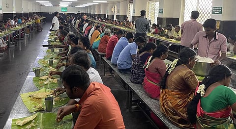 முறைகேடுகளை தடுக்க பழநி முருகன் கோயிலில் அன்னதானம் சாப்பிடுவோருக்கு டோக்கன்