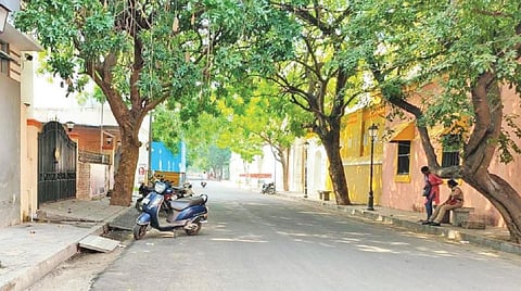 சந்திர பிரியங்காவுக்கு வழங்கப்பட்டிருக்கும் அரசு இல்லத்தின் எதிரே போலீஸார் பாதுகாப்பு பணியில் ஈடுபட்டுள்ளனர்.