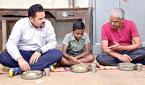 காலை உணவு திட்டத்தில் வழங்கப்படும் உணவு குறித்து ஆய்வு மேற்கொண்ட தலைமைச் செயலர் சிவ்தாஸ் மீனா, மாணவர்களுடன் அமர்ந்து உணவருந்தினார். உடன் செங்கை ஆட்சியர் ஆ.ர.ராகுல்நாத்.