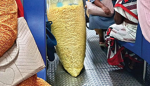 ரயிலில் பாப்கார்ன் விற்பனை செய்யும் வியாபாரி,