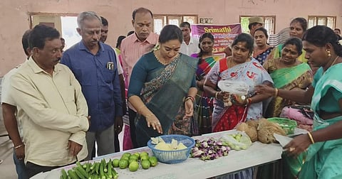 கண்காட்சியை தொடங்கிவைத்த சந்திர பிரியங்கா