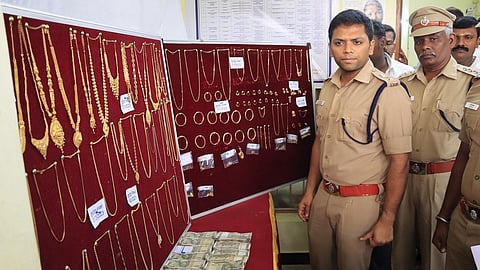 பறிமுதல் செய்யப்பட்ட நகை மற்றும் பணம்