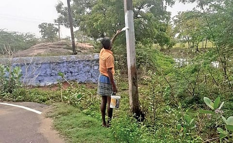 திருநெல்வேலி மாவட்டத்தில் காவல்துறை மற்றும் வருவாய்த்துறையினர் இணைந்து முக்கிய பகுதிகளில் சாதிய அடையாளங்களை அழிக்கும் பணியில் ஈடுபட்டு வருகிறார்கள்.
