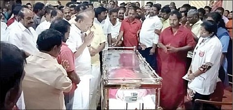மேல்மருவத்தூரில் மறைந்த ஆதிபராசக்தி சித்தர் பீடத்தின் நிறுவனர் பங்காரு அடிகளாரின் உடலுக்கு அஞ்சலி செலுத்திய பாமக நிறுவனர் ராமதாஸ். அருகில் பங்காரு அடிகளாரின் மகன்கள் அன்பழகன், செந்தில்குமார் உள்ளிட்டோர்.