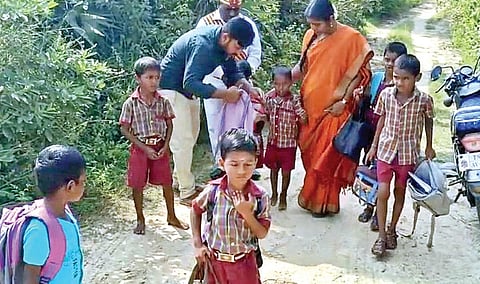 வாலாஜா அருகே தனியார் பள்ளியில் படிக்கும் சிறார்கள் சென்ற வாகனம் நேற்று விபத்தில் சிக்கியது. மாவட்ட ஆட்சியர் வளர்மதி சிறார்களை பத்திரமாக மீட்டு பள்ளிக்கு அனுப்பி வைத்தார்.