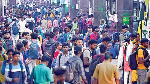 ஆயுத பூஜை தொடர் விடுமுறை காரணமாக தங்களின் சொந்த ஊர்களுக்கு செல்ல பேருந்துக்காக சென்னை கோயம்பேடு பேருந்து நிலையத்தில் காத்திருக்கும் மக்கள் கூட்டம்.
படம்: ம.பிரபு