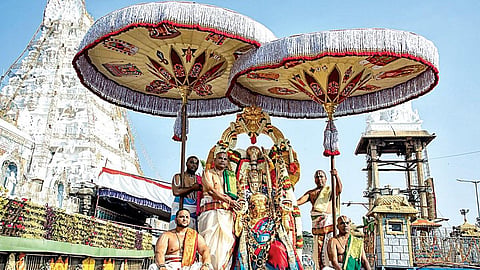திருப்பதியில் நேற்று காலை ஹனுமன் வாகனத்தில் கோதண்டராமர் அலங்காரத்தில் உற்சவரான மலையப்பர் எழுந்தருளினார்.